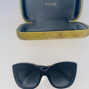 BLACK GUCCI SUNGLASSES